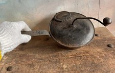 Vecchio tosta caffe o cereali, ghiande