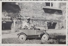 Foto, bambino in auto di