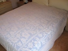 Coperta Copriletto Matrimoniale Fatta A Mano All'uncinetto In Cotone Bianco.