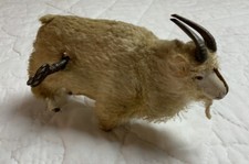 Antico giocattolo a carica di pecora, ariete, cappotto in tessuto, corna