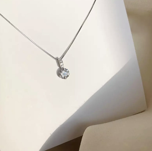 Collana elegante con ciondolo