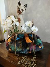 Borsa donna fatta a mano. In velluto, chiusura clic clac, tracolla in catena