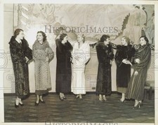 1934 Stampa Foto Regina delle Pellicce in ermellino, con le sue dame vestite di pelliccia in attesa