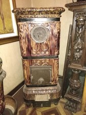 Stufa antica in ceramica a legna