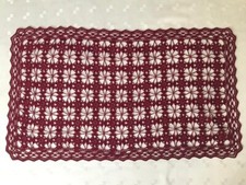  Centrino  per tavolino lavorato a mano all'uncinetto colore bordeaux