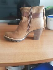 Stivali donna beige, tacco largo alto 8 cm, plateu 1cm. Punta tonda. Numero 37