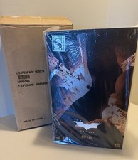 Hot Toys MMS595 Batman Begins Modellino scala 2.0 1/6 con mantello drappeggiato personalizzato