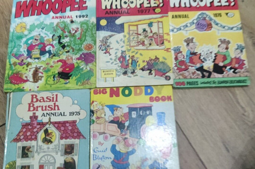 Various vintage annuals - vintage,