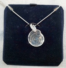 Collana con ciondolo comunità