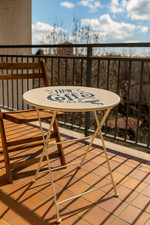 Tavolino vintage pieghevole rotondo in metallo con scritta "Coffee Time"