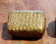 ANTICA SCATOLA PORTA PILLOLE IN METALLO LAVORATO FIORI FOGLIE ORO