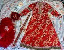 Set costume cerimoniale rosso ornato vintage - abito ricamato, cappello, boa e cintura