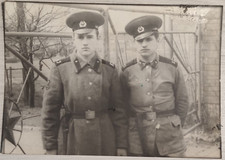 Due ragazzi in uniforme ragazzi militari sovietici vecchia foto d'epoca antic...
