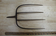 Antica forchetta da agricoltura in ferro 4 denti, forchetta per fieno, 13-3/4" lunga 8-3/8" spalmabile, appendiabiti da parete