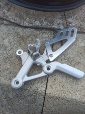 SUPPORTO PEDANA PILOTA DESTRO ORIGINALE SHIVER 750-900 DAL 2010-2018 COD 894584