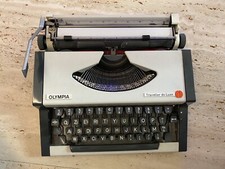 MACCHINA DA SCRIVERE MECCANICA OLYMPIA TRAVELLER DE LUXE  CON CUSTODIA
