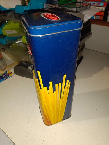 Vecchia scatola latta pasta - vecchia,