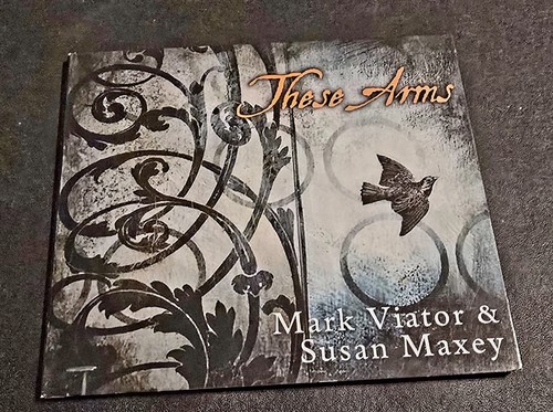 These arms mark viator - "these, by