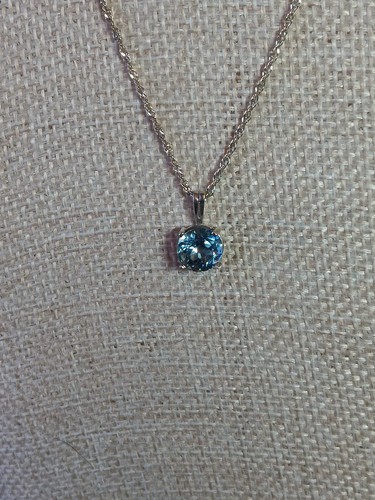 Elegante solitario topazio blu