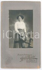 1910 ca ASTI Donna con la borsetta - Ritratto in piedi - Foto Giulio BENZI CDV