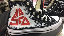 Converse all Star personalizzate disegnate con pittura Vasco Rossi
