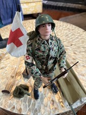 Hasbro 1964 GI Joe Action Marine Medic vintage con barella, bandiera e accessori