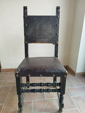 Antica sedia in pelle. Legno intagliato e dipinto.