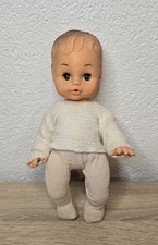 Simpatica bambola di plastica