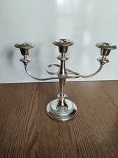 Candelabro elegante bagnato in argento a tre candele