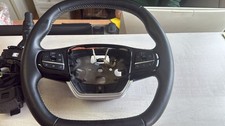 Volante in pelle con comandi