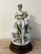 Scultura di donna con cetra