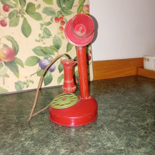 Antico telefono giocattolo