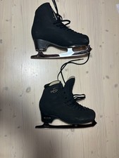 Pattini da ghiaccio edea colore nero usato una stagione . Leggermente graffiato.