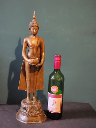 Antica statua buddha in - statua,