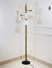 Lampada da terra Mid-Century in ottone stile italiano con base e paralumi a f...