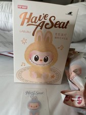 Have A Seat Labubu primario