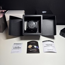 Swatch NERO Snoopy Moonwatch