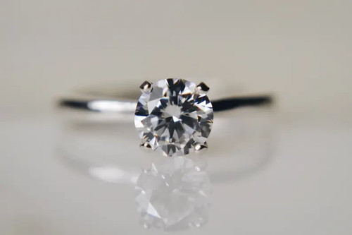 Anello solitario con diamanti