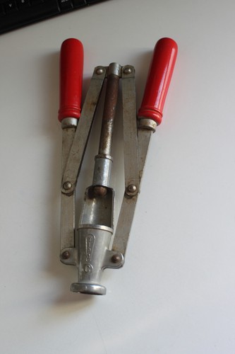 Strumenti antichi tappatrice