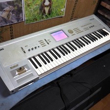 KORG Triton con cavo