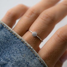 Delicato Anello Rotondo