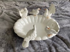 n. 5 Colombe bianche in ceramica su piccola vasca ovale. 