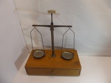 Vecchia bilancia in oro