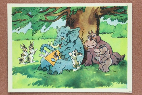 Elefante legge libro fiabe