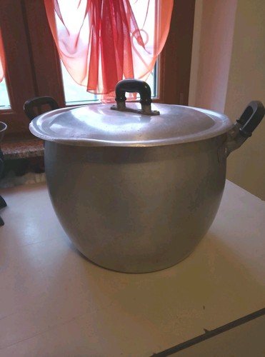Antica pentola con coperchio - pentola,