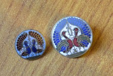 PINS SPILLA lotto 2 BOTTONI SMALTATI CON PAVONI SUBALPINA 