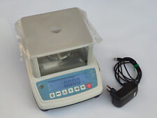 bilancia di precisione da laboratorio con teca di protezione in vetro