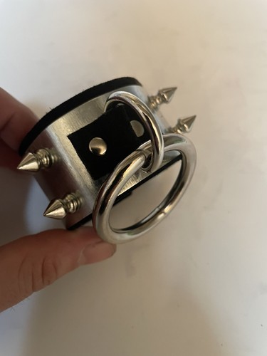 Bracciale bondage rivetto