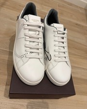 Scarpe nuove con cartellino