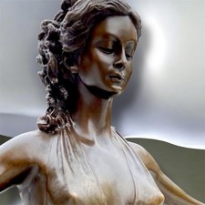 Grande scultura donna